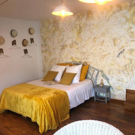 Grande Chambre Familiale Jaune Tout Bonnement Bien Putot-en-Auge Dış mekan fotoğraf
